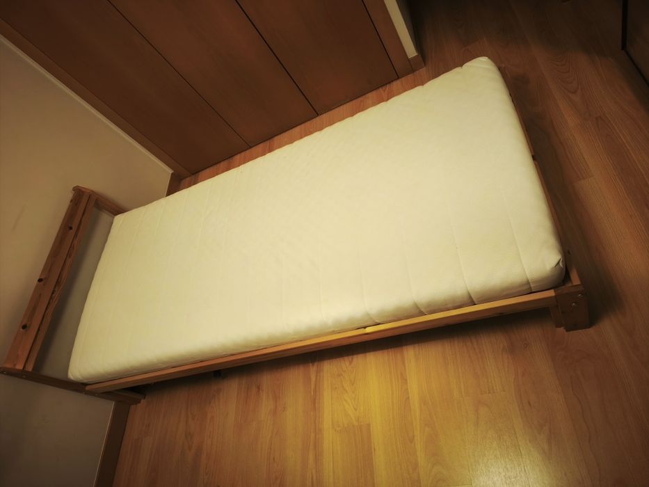 Cama individual com estrado e colchão
