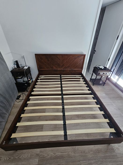 Uma cama de casal em Madeira Maciça