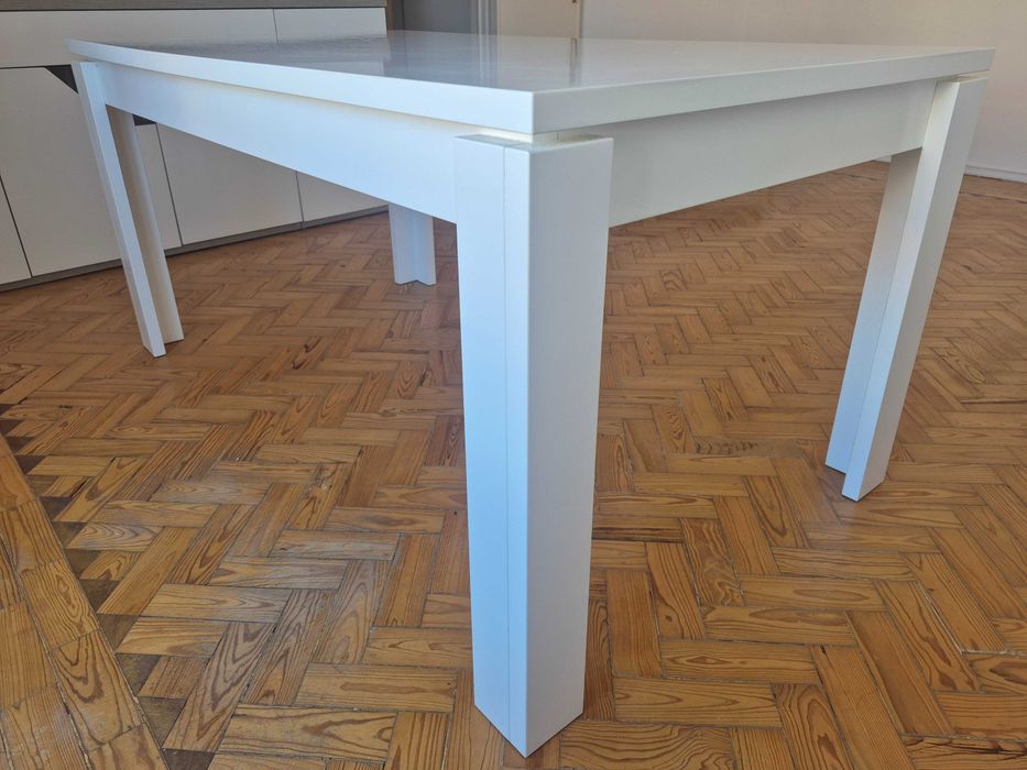 Mesa de sala de jantar branca extensível