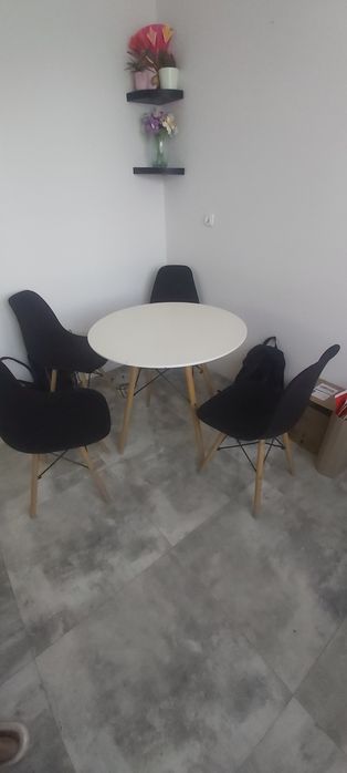 Sprzedam stół plus (krzesła)