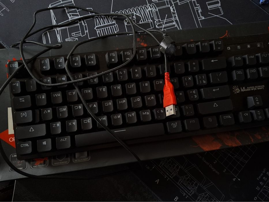 ПРОДАМ Bloody B820R на red switch