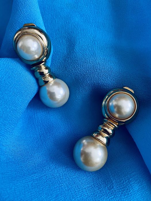 unikatowe pozłacane klipsy Joan Rivers old money grzechotki perły