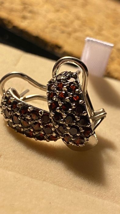 Brincos em prata 925 com granadas