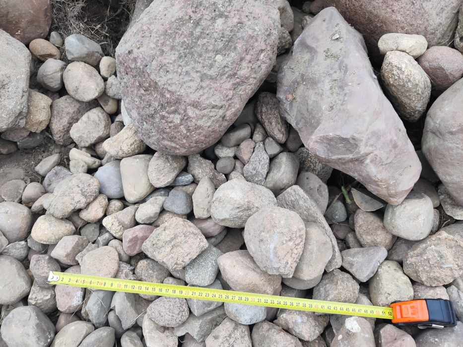 Kamienie polne duże i małe jak na zdjęciu