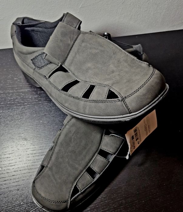 Sandálias novas n 45 n 46 em camurça
Pvp 29 eur
Vendo por falta de uso