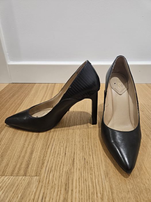 Sapatos, pele pretos, modelo stiletos.