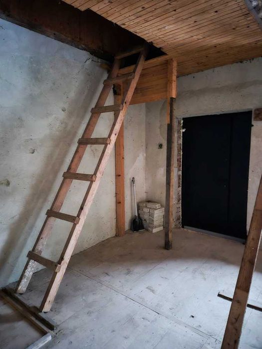 Будинок з ділянкою біля гір