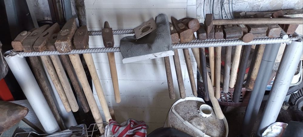 Kowadło kowalskie wraz z zestawem młotków oraz stojakmi