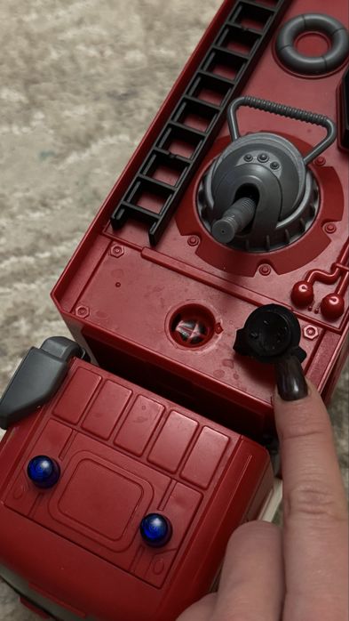 Пожежна  машина на пульті з водометом