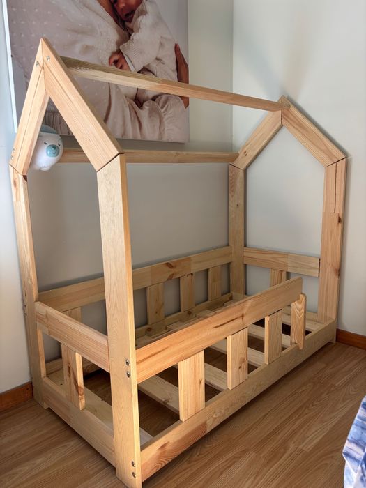 Cama de criança em forma de casa 60x120