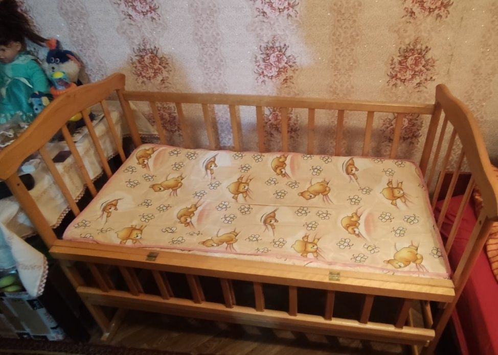 Продам дитяче ліжечко недорого, в чудовому стані. В подарок одяг.