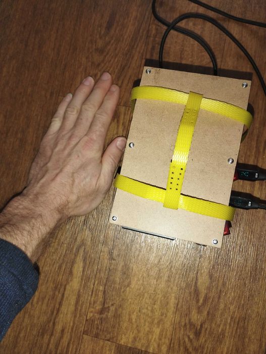 Дуже потужний Power Bank. Заряджає 2 ноутбуки одночасно.