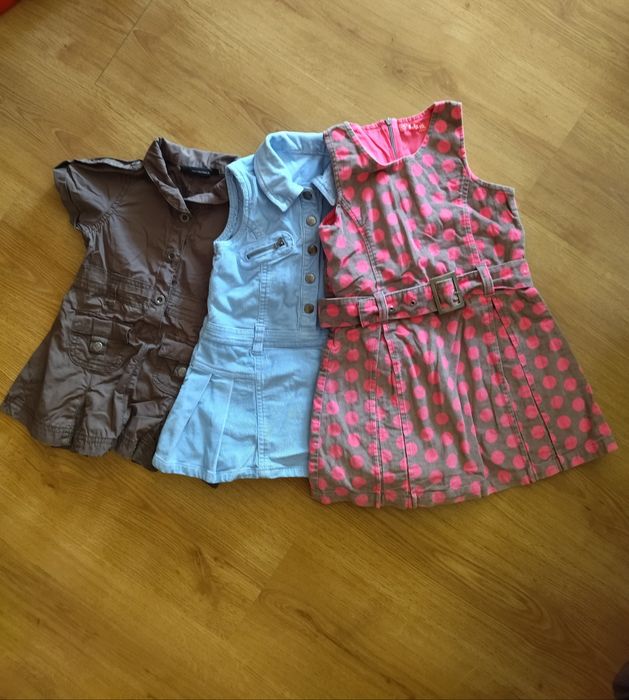 Zestaw trzy sukienki błękit khaki róż szary kropki 98, 104, 116