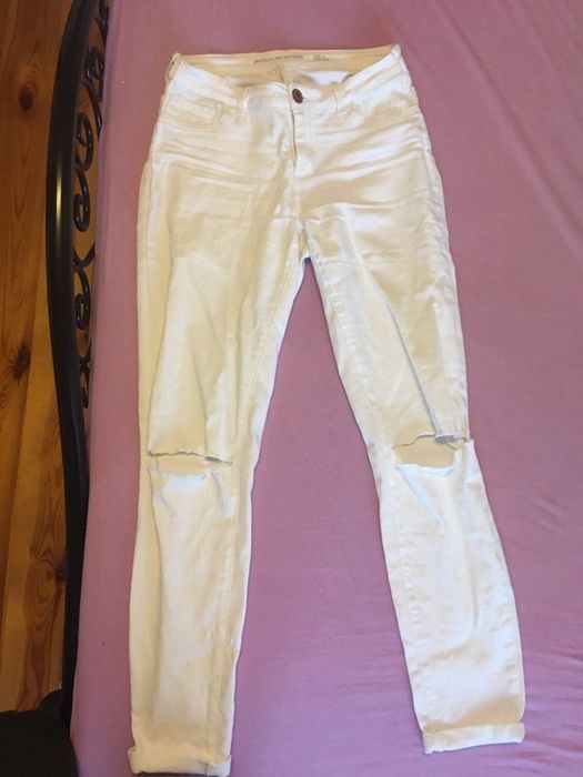 Spodnie z wysokim stanem z dziurami