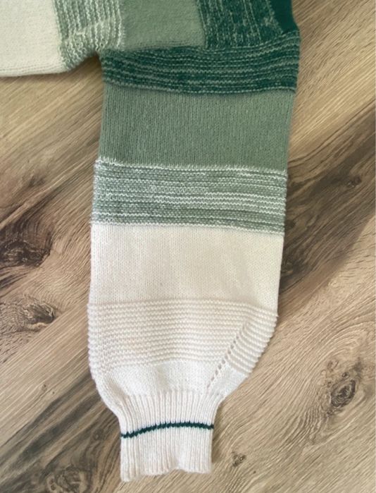 Sweter w zielonych odcieniach