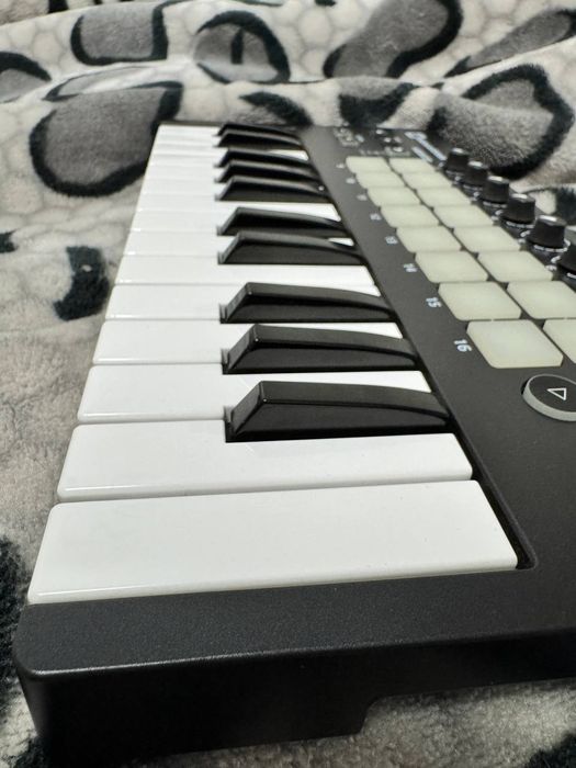 Продаю Б/в MIDI-клавіатура Novation Launchkey Mini