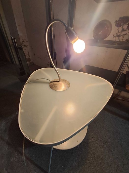 Conjunto Mesa de apoio e candeeiro 35€