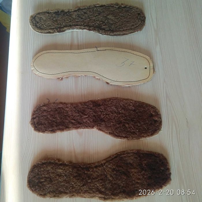 Устілки шкіряни ,та з натурального хутра.