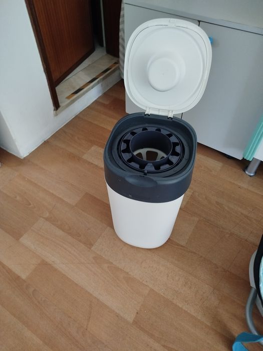 Fraldário com contentor fraldas