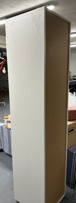 Armario branco com prateleiras