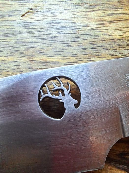 Unikatowy nóż myśliwski Elk Ridge – piękne drewno, perforowany jeleń