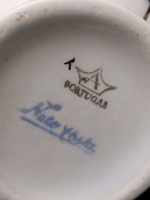 Jarra ou solitário antigo da loiça Artibus pintada a fio de ouro