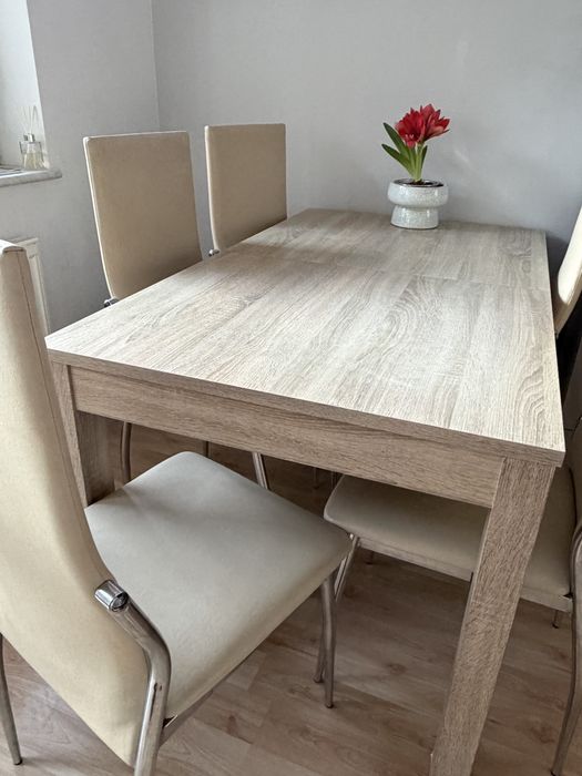 stół z krzeslami beżowy