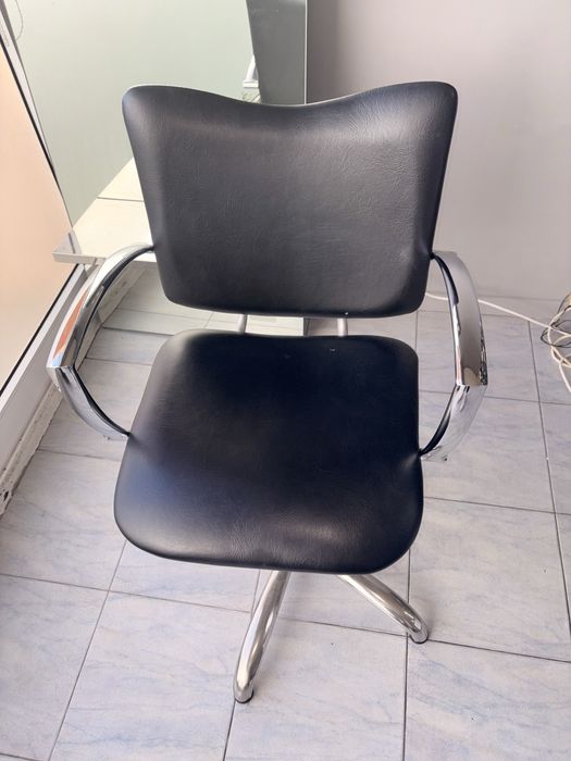 Cadeira e espelho de cabeleireiro