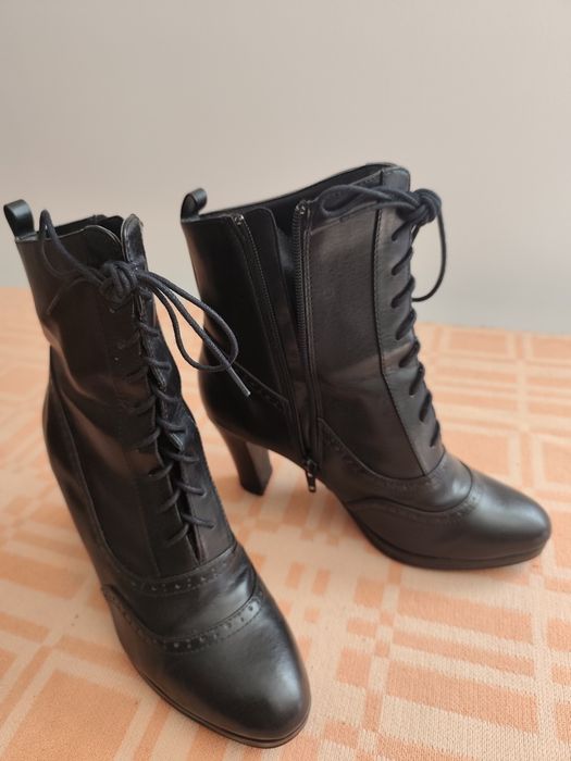Botas curtas pretas e castanhas
