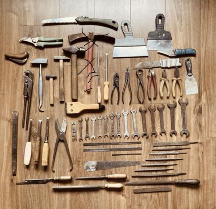 Гвозди обивочные декоративные , винты , шурупы , инструменты .