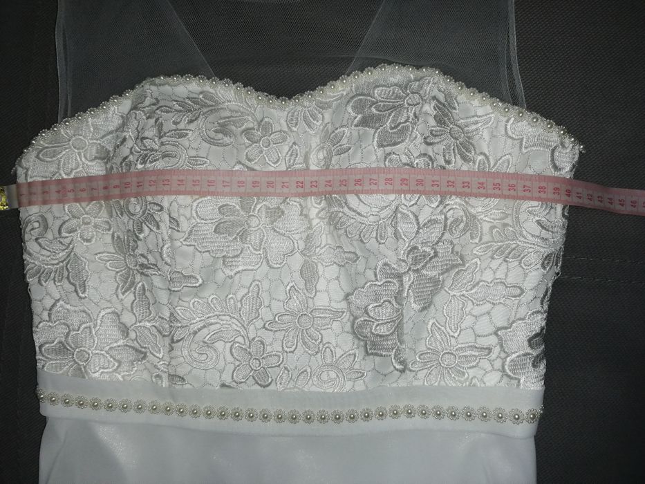 Piękna sukienka, perełki, koronka