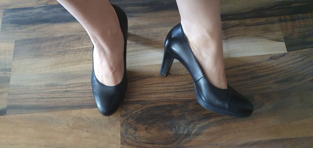Skórzane czarne buty na obcasie 37
