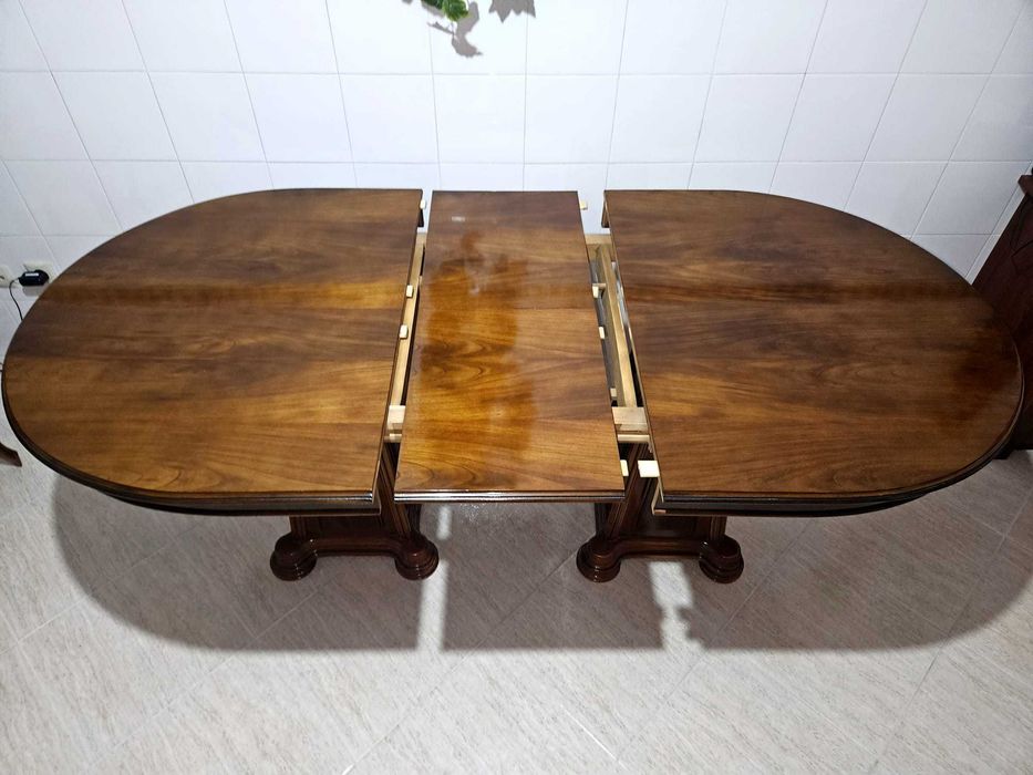 Mesa de jantar desdobrável + 8 cadeiras