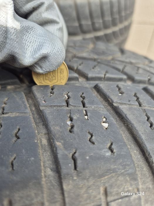 Зимова резина  225.55r16