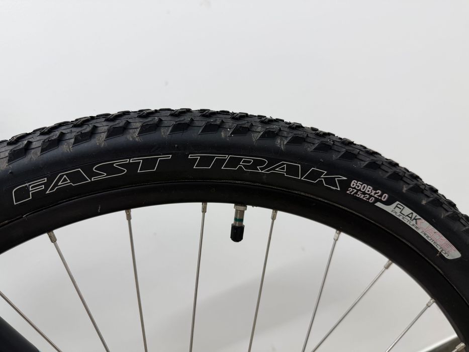 Rower MTB Specialized Jynx 650B. Rozmiar S. Bardzo dobry stan w pięknym kolorze. Oryginalny osprzęt. Opony Specialized Fast Trak. Dowód zakupu.