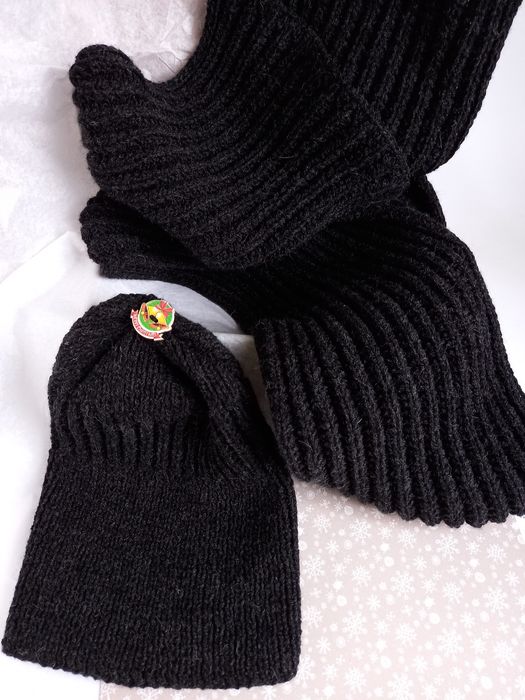 Комплект із шапки та шарфа в'язаний