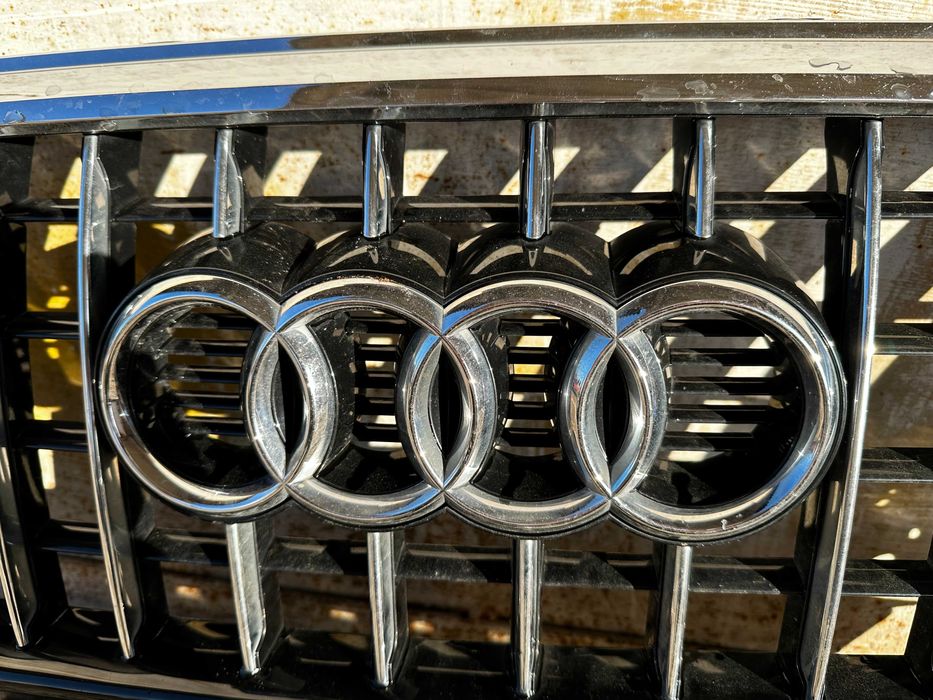 Решітка радіатора Audi Q5 8R 13-17 емблема 8R0853651S оригінал