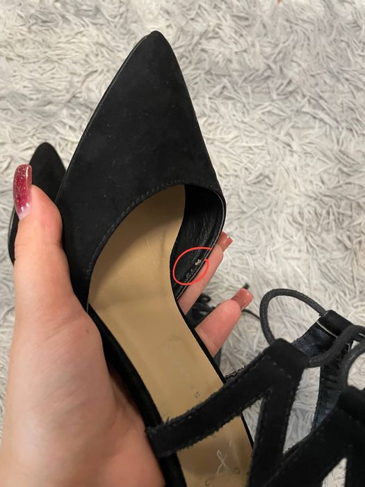 чорні туфлі на шпильці