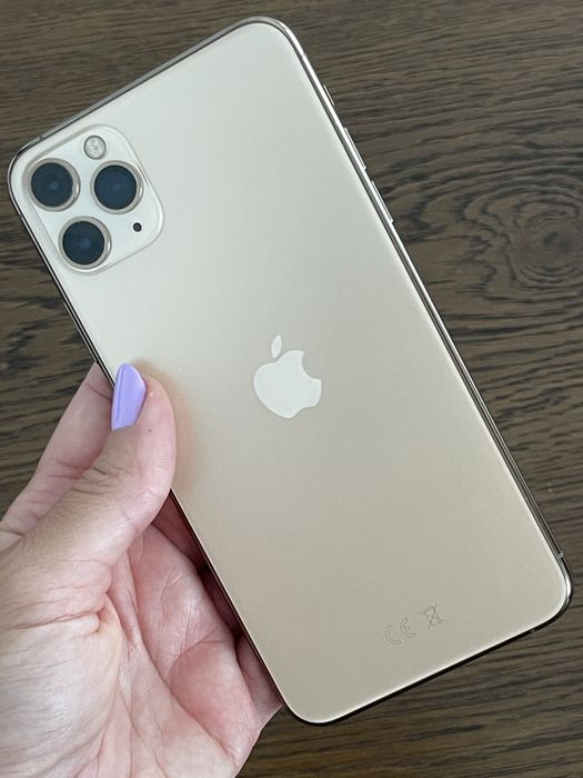 iPhone 11 Pro Max 256 GB Gold + 10 Cases Like New64284283122817121