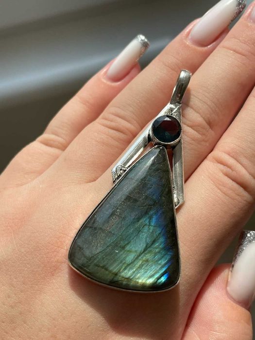 Кулон с огненным лабрадоритом и голубым топазом, посеребренный