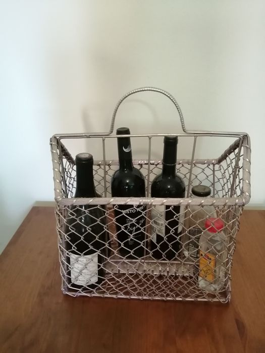 Porta garrafas (ou revistas) de "arame" com pega