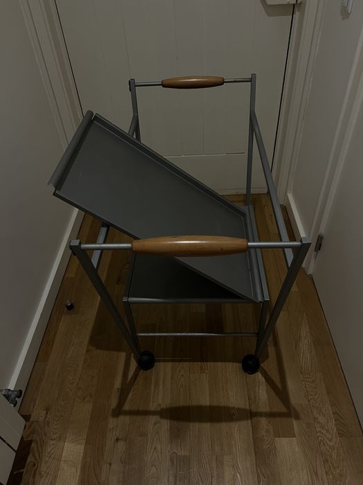 Mesa de apoio em aço com rodas e um tabuleiro suoerior móvel