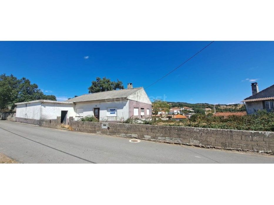 Moradia rés do chão com terreno, em Vale de Porco, Mogadouro