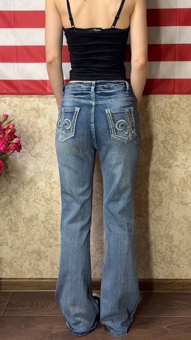 Жіночі стильні джинси.