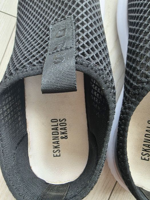 Sneakersy  z białą podeszwą marki Eskandalo & Kaos