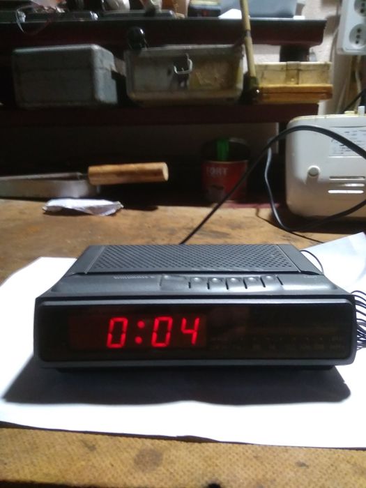 Часы с радио и таймером будильника