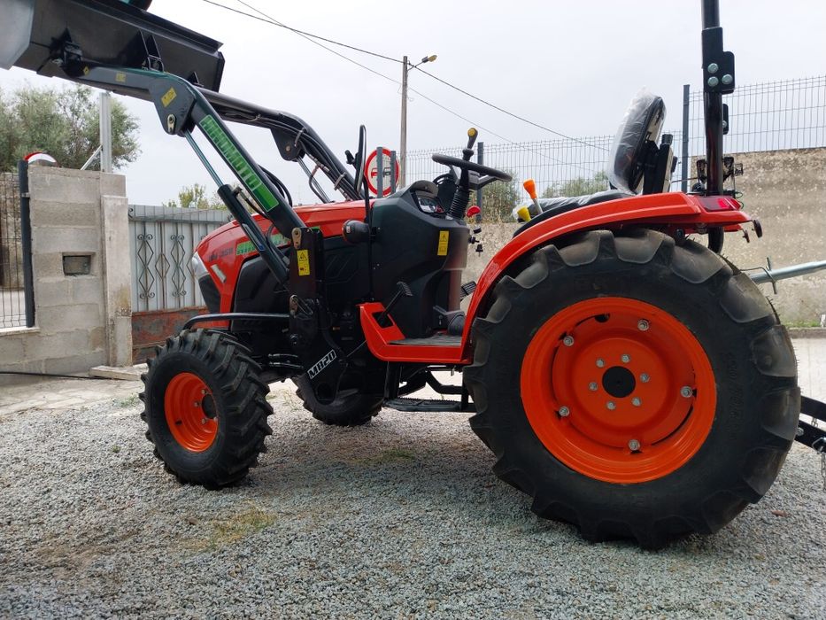 Trator Hinomoto C/Frontal Equiv.35CV