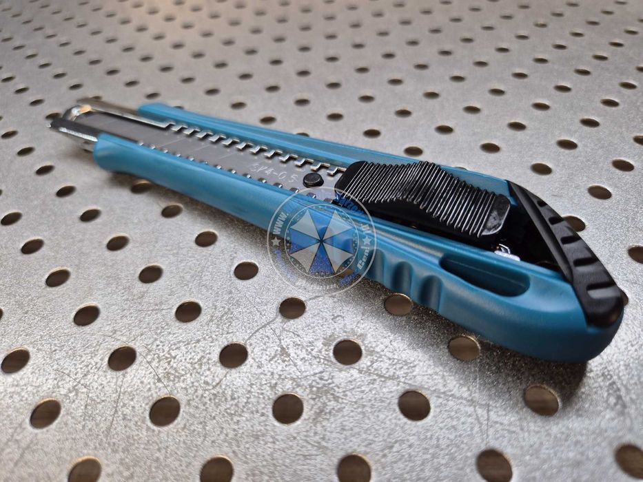 Nóż do tapet 18mm Nożyk tapetowy 18mm z ostrzem łamanym