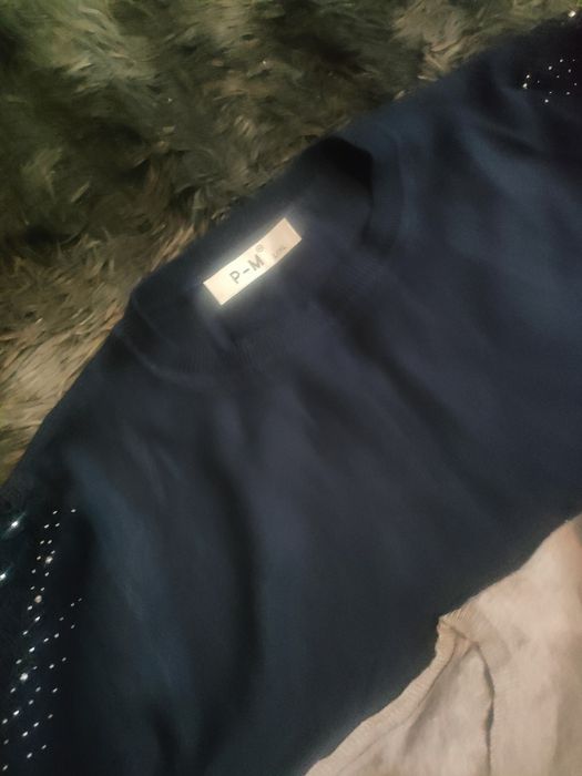 Dwa cienkie sweterki z ozdobnymi rekawkami