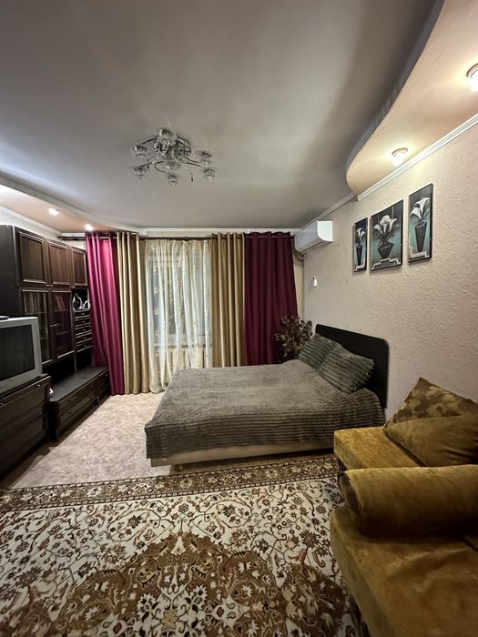 Велика 2 кімнатна квартира ( центр)  . Приймаємо компанї на свята !